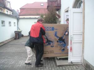 Die neuen Tischtennisplatten werden in die Halle getragen